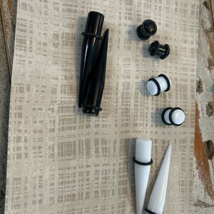 Black and White Taper and Plug Set